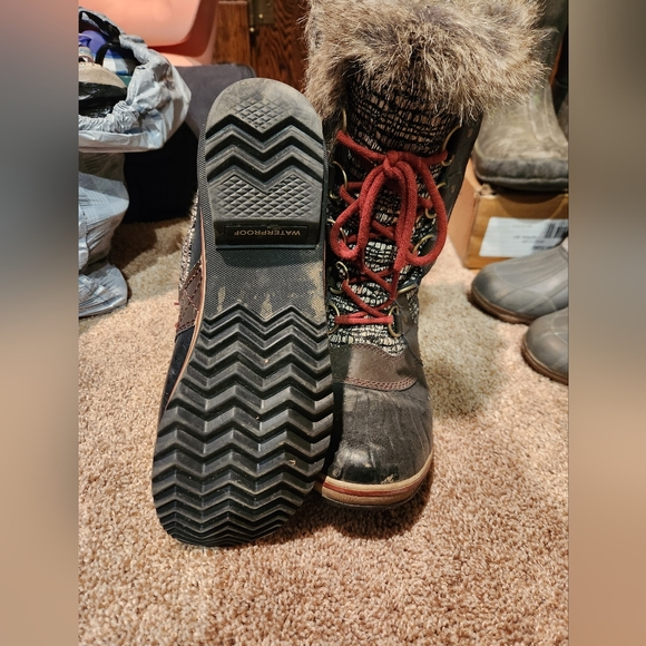 Size 9 woman's sorel boots - Picture 2 of 4